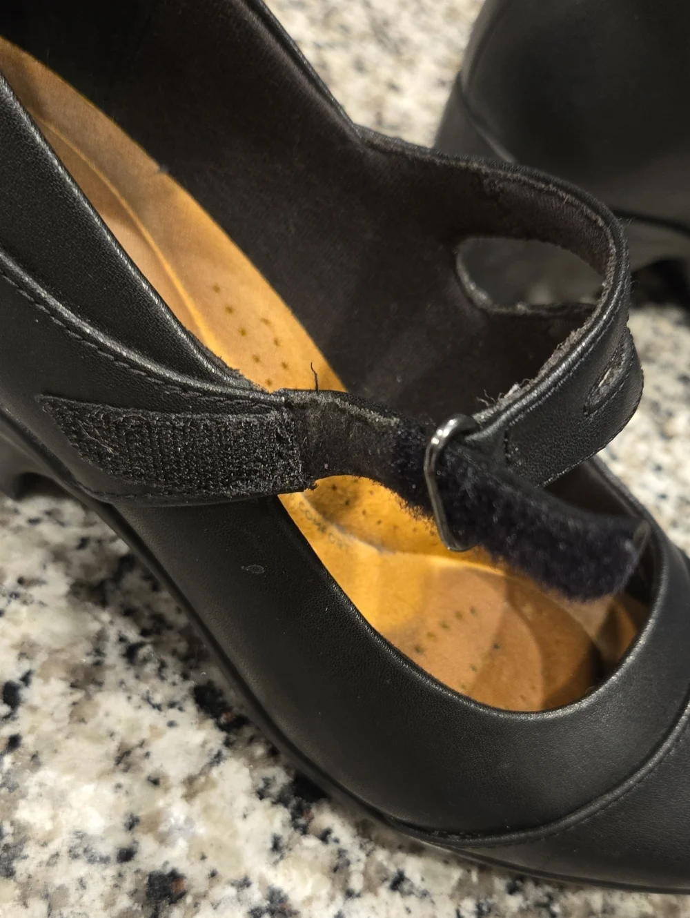 CLARKS EMILY CLOVER MARY JANE BLOCK  HEEL PUMPS. SIZE 8 .5. BLACK.